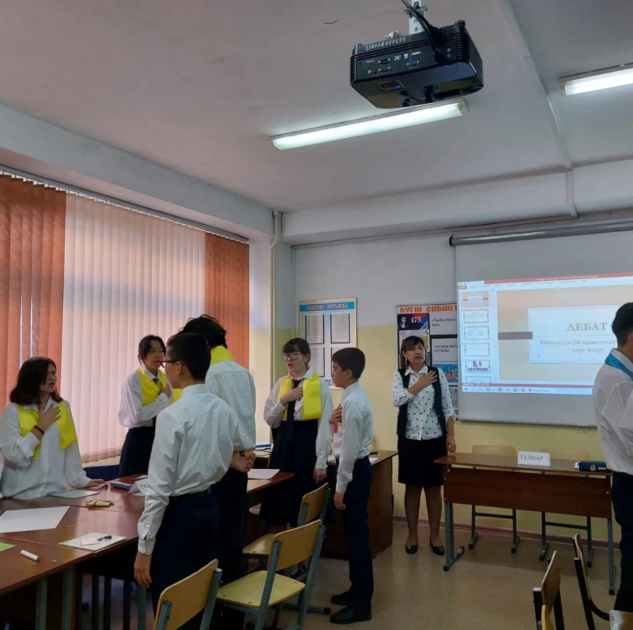 "Көптілділіктің қажеттілігі және кері әсері" тақырыбында дебат